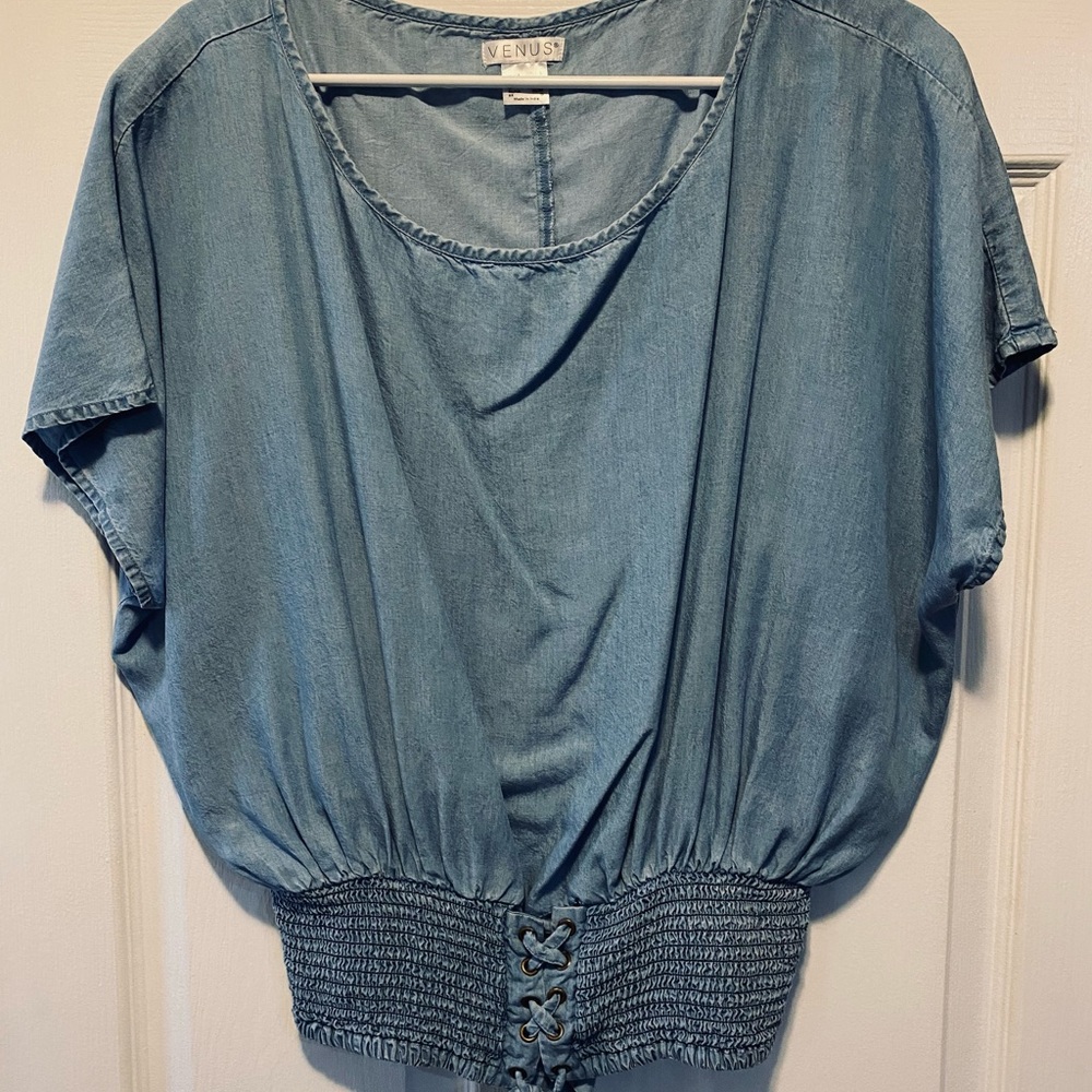 Women’s Venus Size Large denim look elastic detail top.